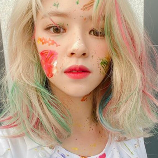 韓国アイドル夏の個性派ヘアカラー